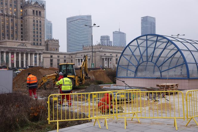 Budowa łąki kwietnej przy wejściu do metra Centrum w Warszawie