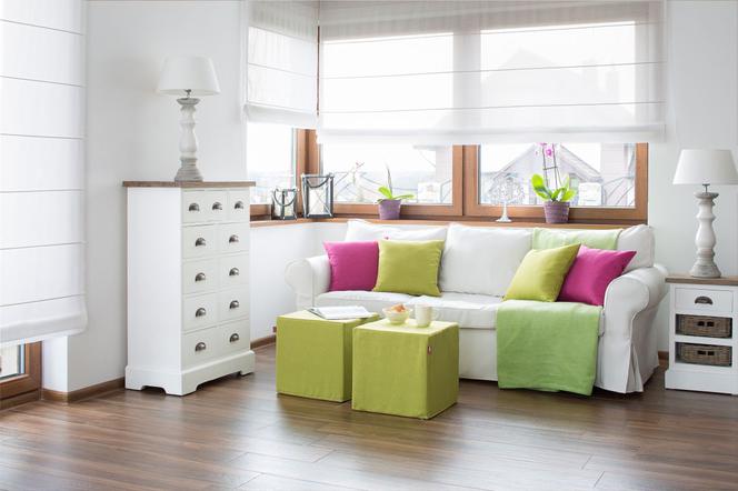 Biały salon z kolorowymi poduszkami (źródło: www.dekoria.pl)