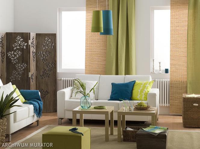 Jak urządzić MAŁY SALON: kwiatowe wzory i jasna aranżacja salonu