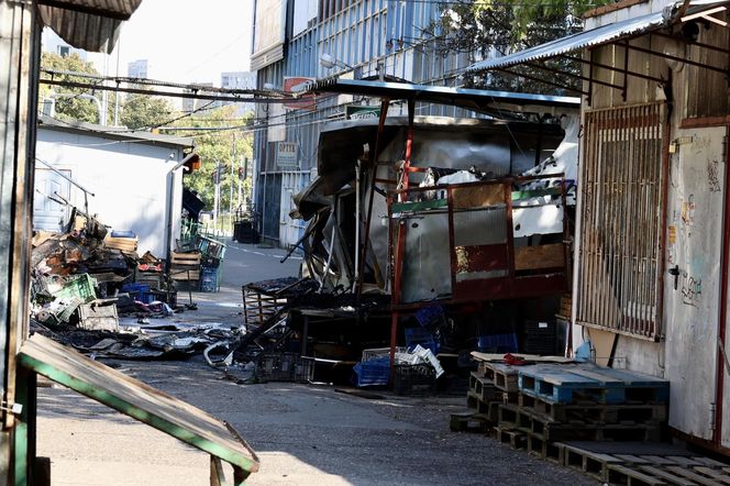 Pożar bazarku w Warszawie. Całkowicie spłonęło 12 budek sprzedażowych. "Przyczyny nie są znane"