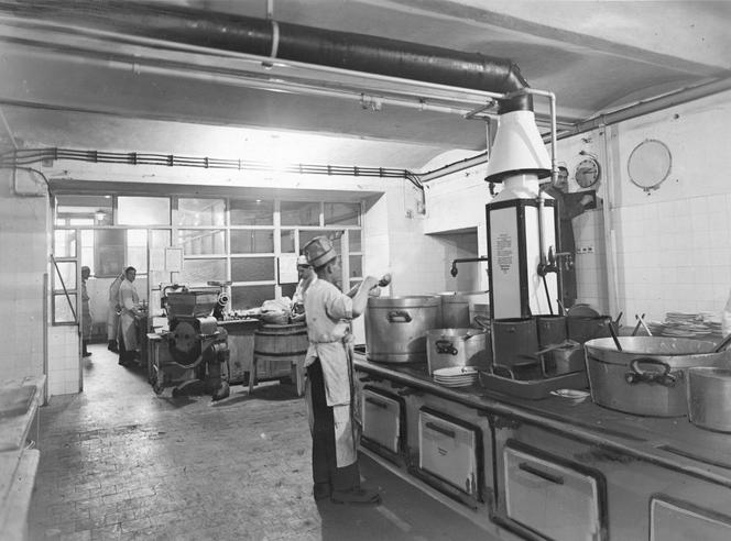 Wnętrze kuchni Restauracji Mitropa, która znajdowała się na Dworcu Głównym, rok 1944