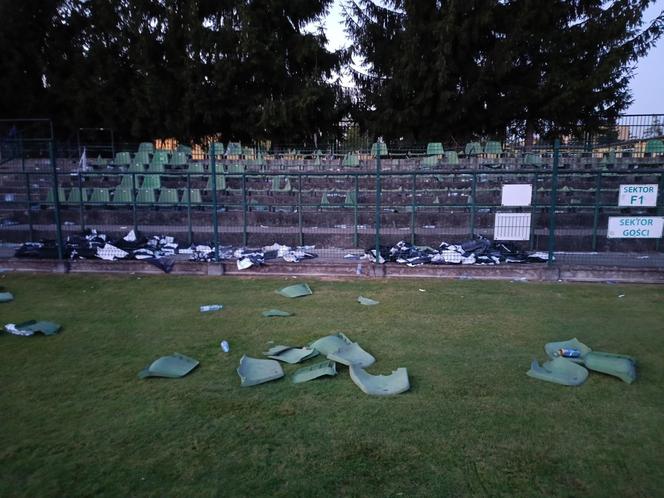 Kibole Sandecji Nowy Sącz i Stali Mielec zdewastowali stadion Siarki Tarnobrzeg