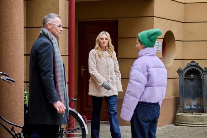 Na Wspólnej, odc. 3778: Monika (Sylwia Gliwa), Damian (Waldemar Błaszczyk), Martyna (Anna Kózka) 