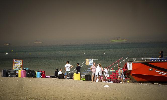 Uciekli przed ogniem, spali na trawnikach. Koszmar turystów z Polski na Rodos