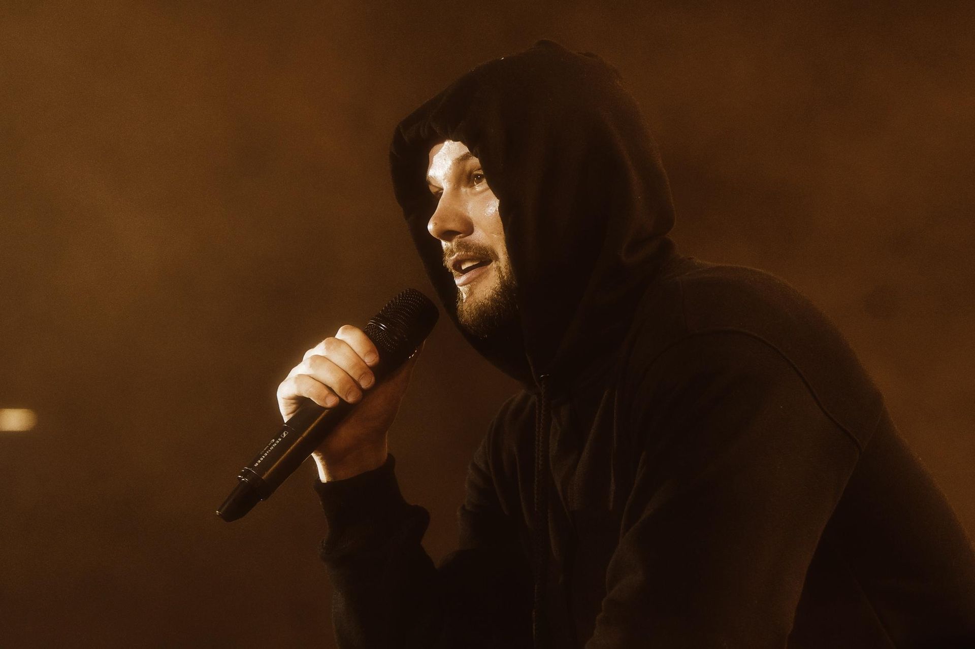 Sensacja na PGE Narodowym! Kim jest Max Korzh, białoruski raper, którego koncert zakończył się bójką?