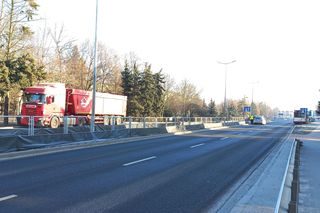 Kolizja przy zmianie pasa w Lesznie. Ciągnik siodłowy uderzył w osobówkę