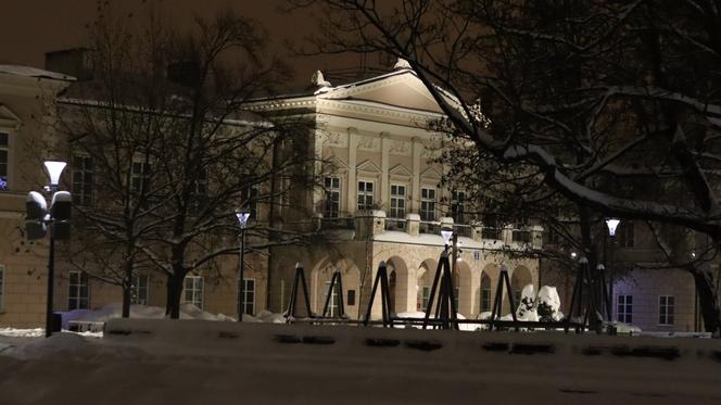Lublin wieczorową porą. W mieście świąteczne ozdoby i hałdy śniegu. Zobacz zdjęcia!