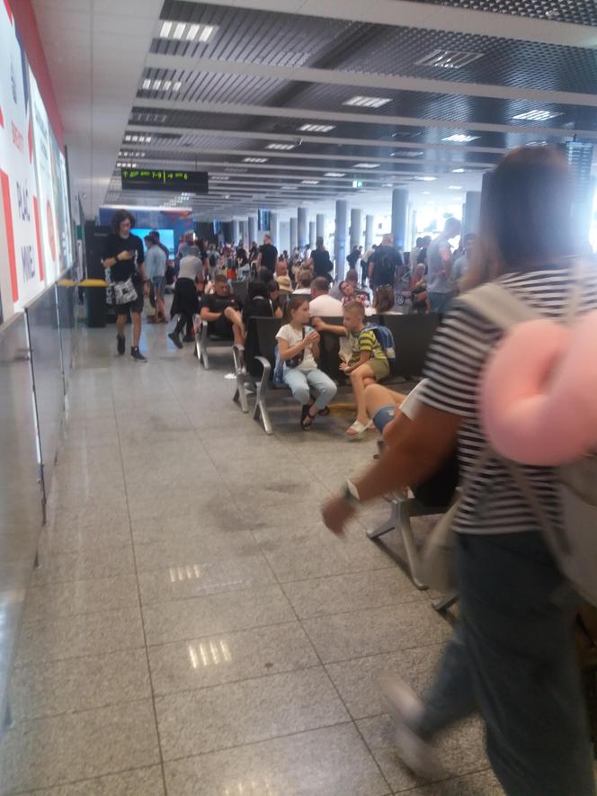 Turyści uwięzieni na pyrzowickim lotnisku. Mieli lecieć do Bułgarii