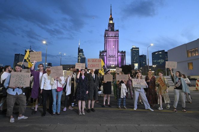 Przeszli przez Warszawę w piżamach i kapciach. Krzyczeli "Chcemy spać!"