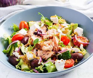 Sałatka grecka z łososiem. Pyszne połączenie kolorowych warzyw i soczystej pieczonej ryby