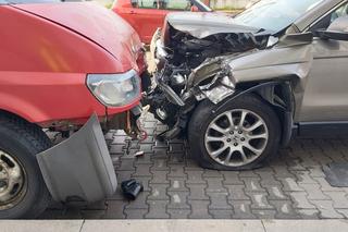 Warszawa. Huknął w bariery, roztrzaskał trzy auta i uciekł. Trwają poszukiwania kierowcy