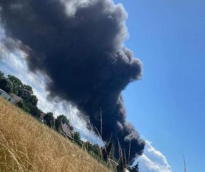 Wielkopolska: pali się olbrzymi zbiornik z paliwem. Z żywiołem walczy 28 jednostek straży pożarnej [ZDJĘCIA]