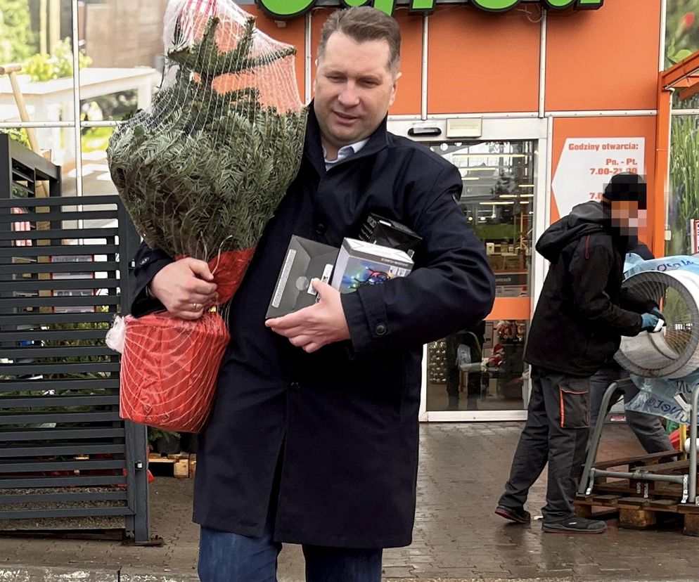 Przemysław Czarnek kupuje choinkę dla wnuka