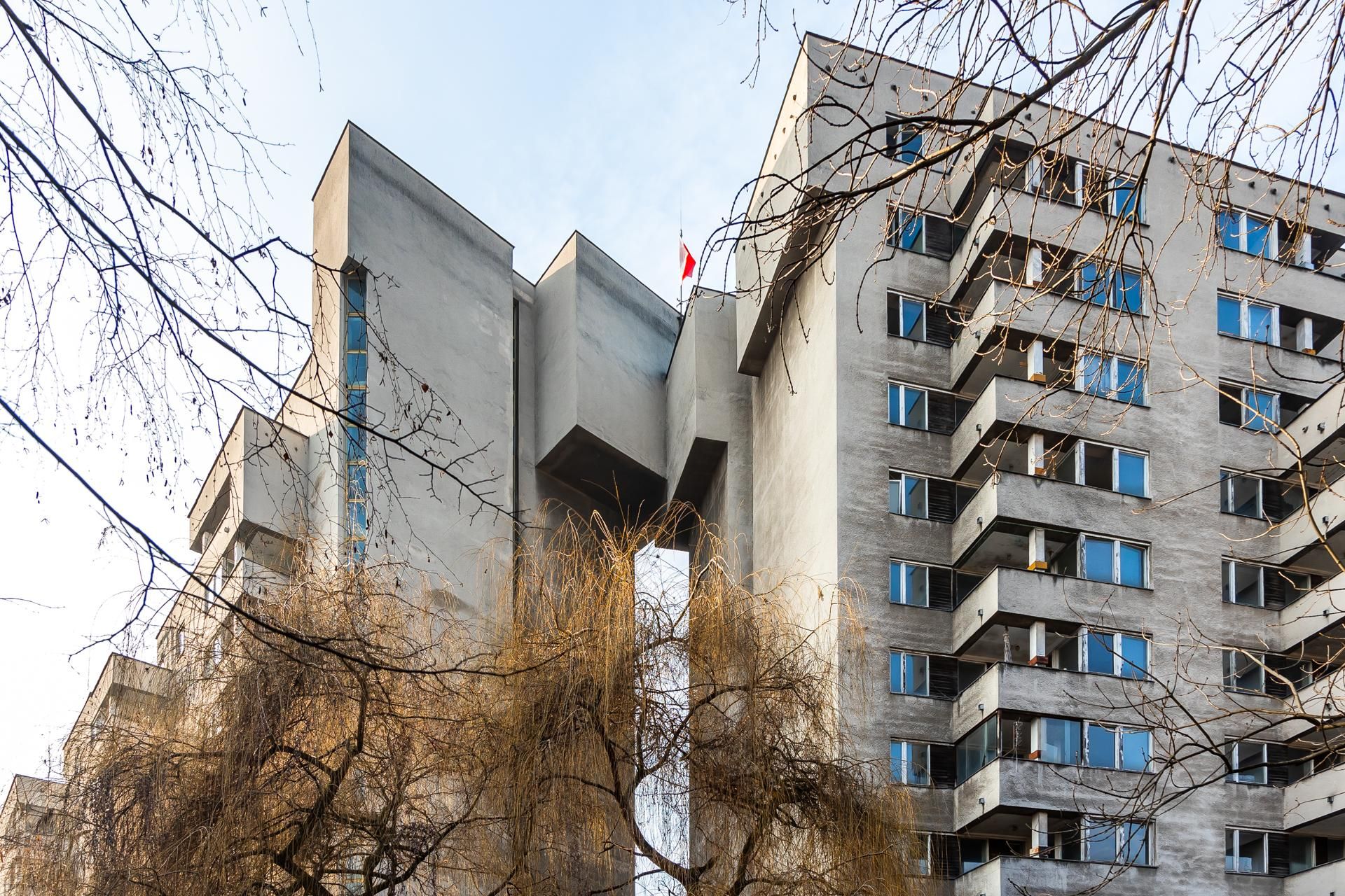 Szpiegowo, blok na Sobieskiego 100 w Warszawie