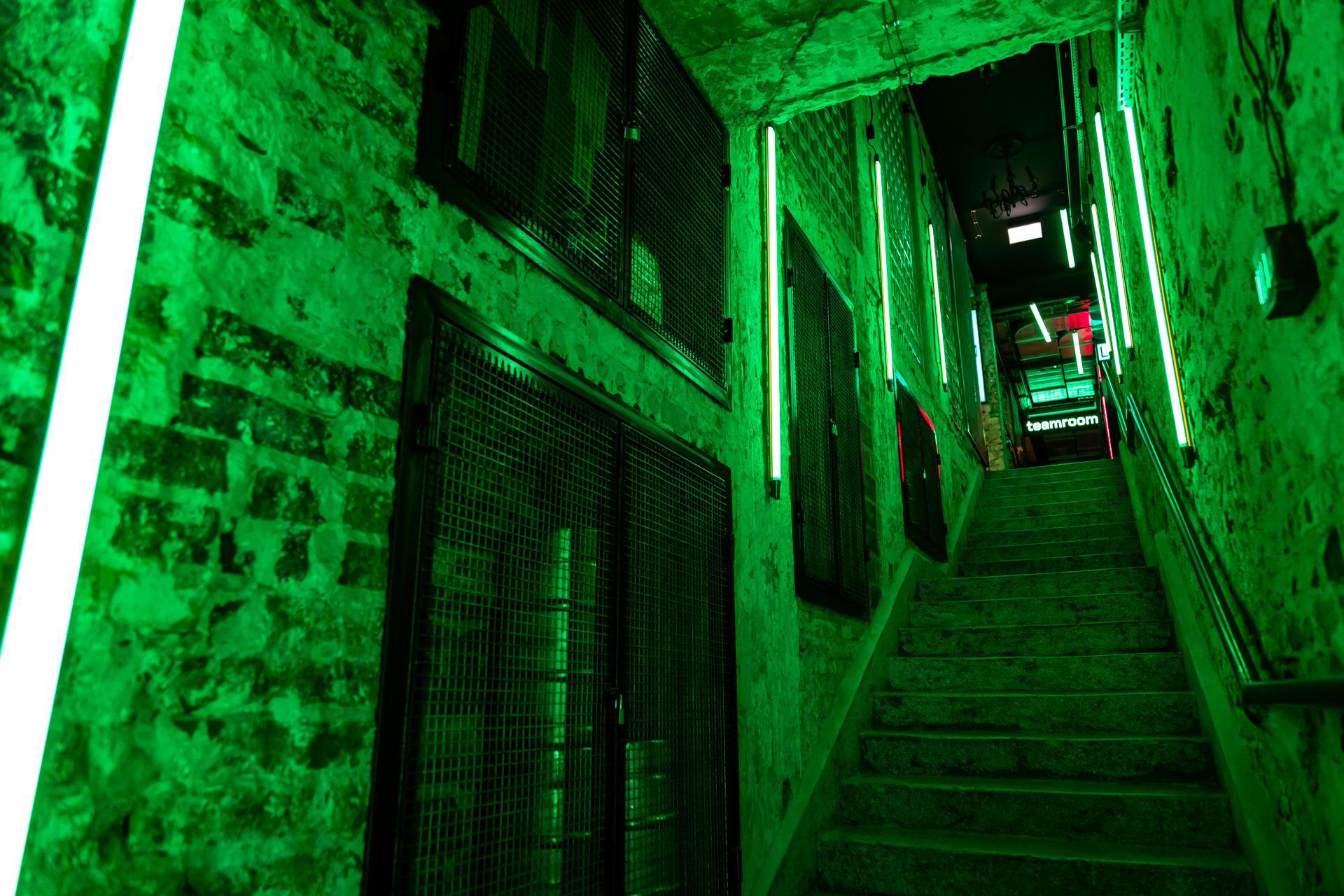 Pub H.4.0.S. Warszawa – klatka schodowa