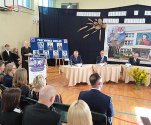100 par zatańczyło poloneza na 100-lecie siedleckiego Ekonomika