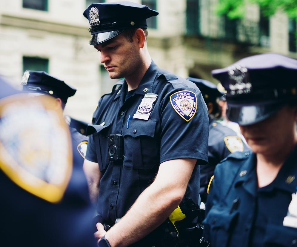 Policjanci uciekają, a miasto spływa krwią