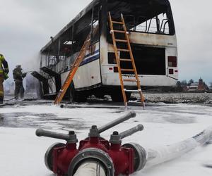 Potężny pożar autobusu na S7 pod Płońskiem. Jechało nim 34 żołnierzy