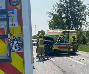 Zderzenie trzech pojazdów w Starym Opolu. Dwie osoby trafiły do szpitala