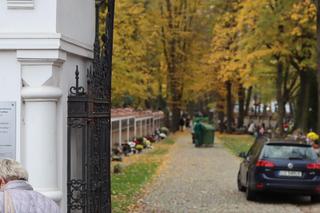 Trwają ostatnie przygotowania. Lublinianie sprzątają groby na 1 listopada
