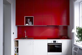 Projekt małej kuchni z kolorem czerwonym