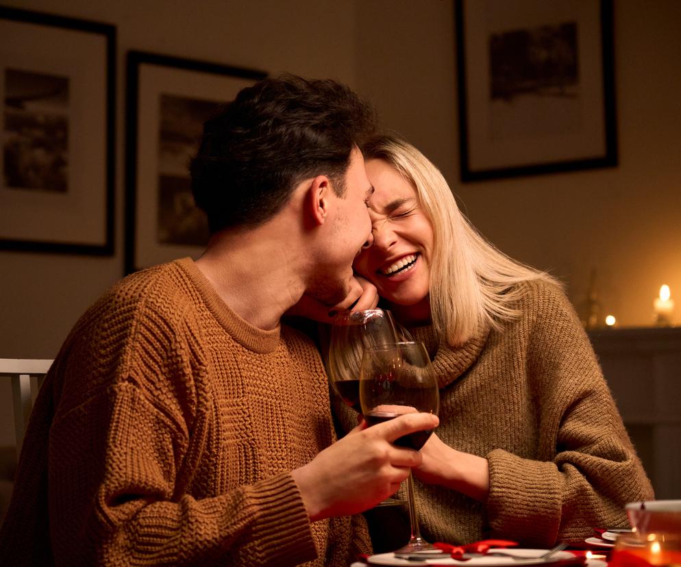 Kobieta i mężczyzna piją wino