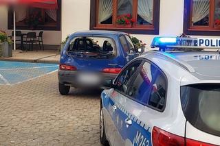 Ciągnik wjechał w seicento. Przerażony kierowca mógł tylko patrzeć. Nietypowa kolizja na stacji paliw