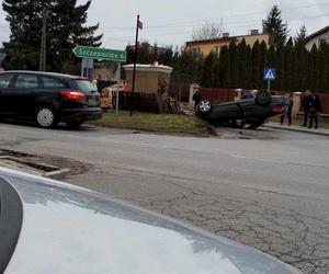 Radomsko. Kapliczka kompletnie zniszczona. Szokujący wypadek. Policja poszukuje mężczyzny z renaulta [ZDJĘCIA]