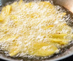 Olej z patelni już nie będzie pryskał. Rozwiązanie masz pod ręką