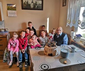 Horyniec-zdrój. Oto najszczęśliwszy dziadek w Polsce. O narodzinach pięcioraczków dowiedział się pierwszy [GALERIA] 