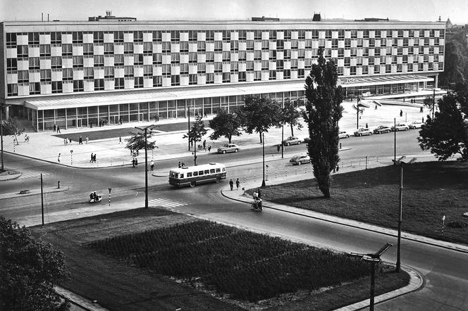 Hotel Cracovia przed otwarciem w 1965 roku, widok od strony al. Focha. Fot. archiwum Witolda Cęckiewicza