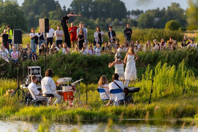 W piątkowy wieczór III Festiwal Teatralny na Zamku w Liwie otworzył poruszający i nietypowy spektakl „Ofelie”