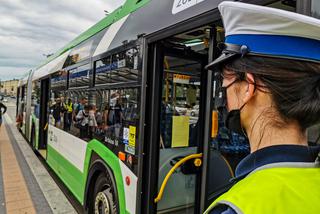 Białystok. Policjanci sprawdzają, czy pasażerowie BKM noszą maseczki. Za jej brak jest 500 zł mandatu [ZDJĘCIA]