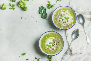Zielona zupa dla bogini: dietetyczny krem z brokułów z kremem kokosowym 