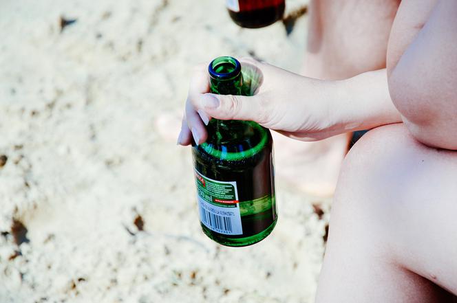 Picie alkoholu na plaży