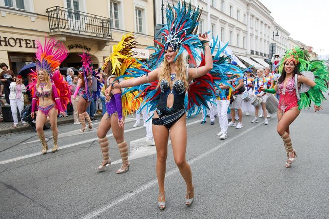 Parada Syrenki 2025 przeszła ulicami Warszawy. Na trasie 20 barwnych platform