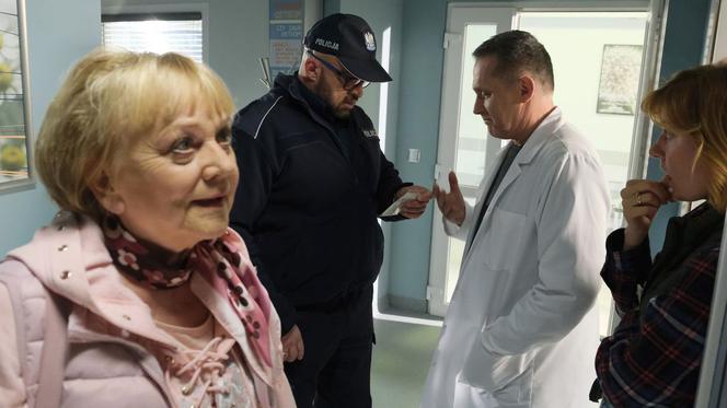 M jak miłość odc. 1605. Kisielowa (Małgorzata Rożniatowska), Artur Rogowski (Robert Moskwa), Andrzejek (Tomasz Oświeciński), Ula (Iga Krefft)