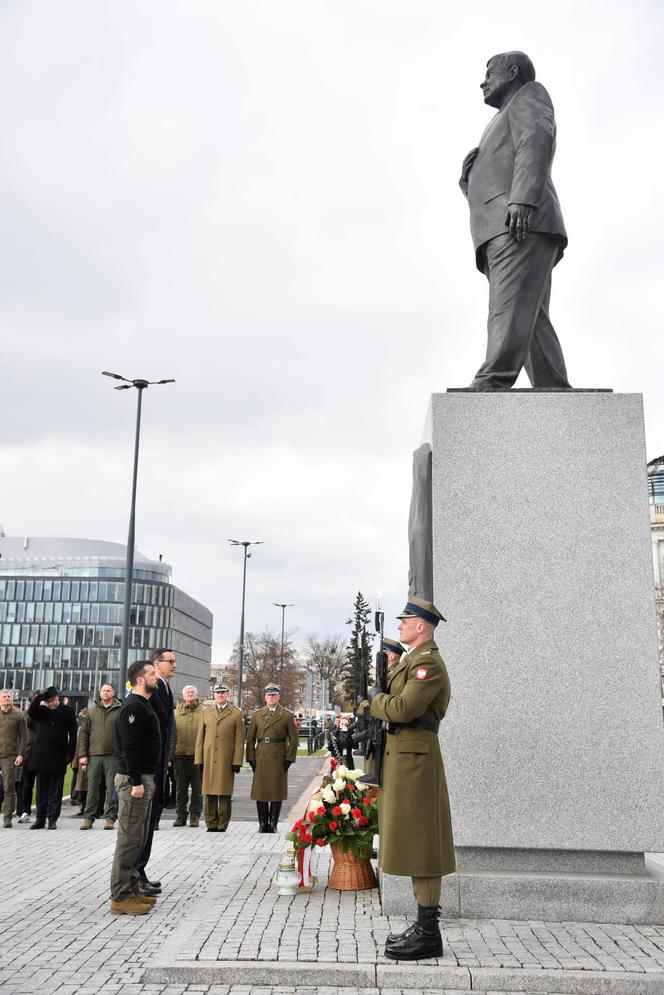 Wołodymyr Zełenski zapalił znicz pod pomnikiem Lecha Kaczyńskiego