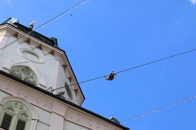 Spacerują po linach nad głowami przechodniów. Trwa Urban Highline Festival