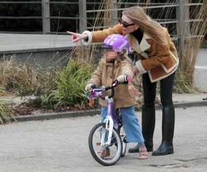 Kasia Tusk uczy córeczkę jeździć na dwukołowym rowerku