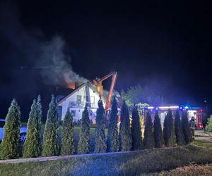 Dramatyczny pożar domu jednorodzinnego pod Sochaczewem. W środku byli ludzie!