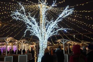 Jarmark świąteczny na Targach wieczorem