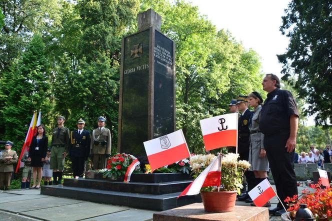 Żoliborz. Pomnik Gloria Victis na cmentarzu Wojskowym na Powązkach. Upamiętnia żołnierzy Armii Krajowej poległych w czasie powstania warszawskiego i całej okupacji niemieckiej