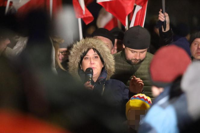 Żona Macieja Wąsika czeka na męża pod więzieniem