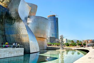 Muzeum Guggenheima w Bilbao - to dziś ikona, która wyrwała miasto z objęć kryzysu