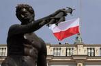 Powrót Gdańska w granice Polski. Flaga państwowa RP zawisła na Dworze Artusa