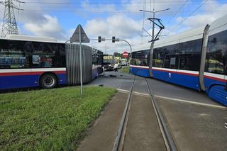 W środę, 6 sierpnia rano doszło do zderzenia autobusu z tramwajem, w którym podróżowało około 45 osób