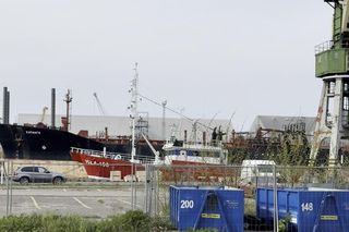 Opuszczony rosyjski statek w porcie w Gdyni