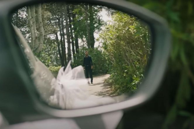 Halil wybiega za odjeżdżającymi narzeczonymi 