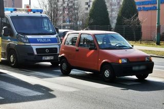 Seniorka za kółkiem cinquecento potrąciła nastolatki na przejściu dla pieszych